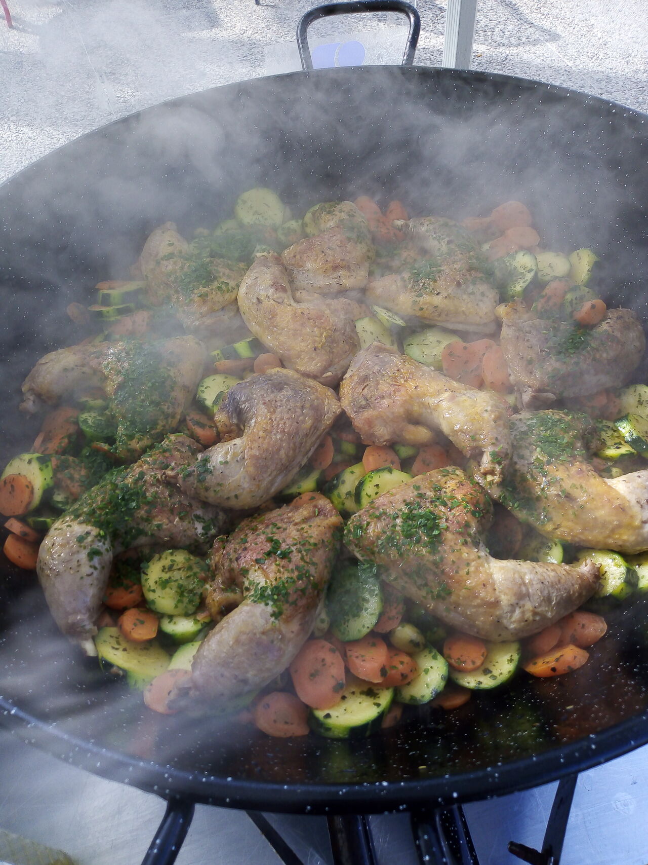 CUISSE DE PINTADE AUX OLIVES ET LÉGUMES DU MOMENT 