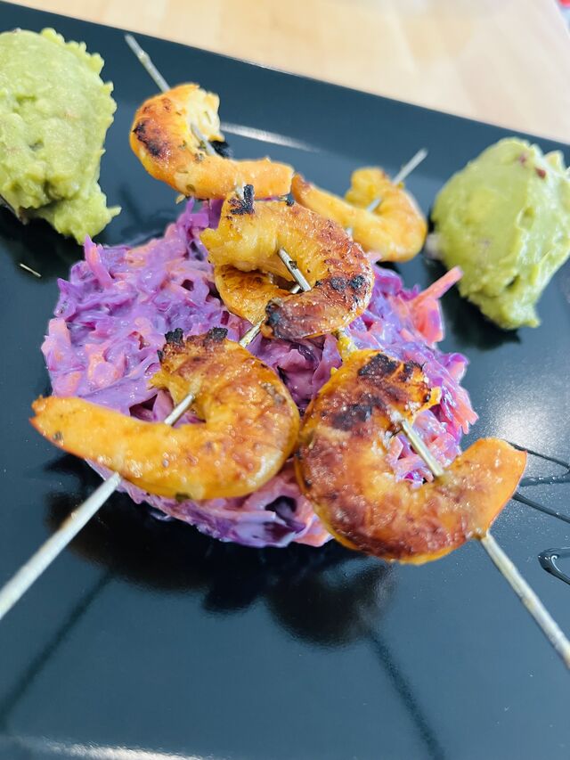 Brochettes de crevettes à la plancha servies avec guacamole 