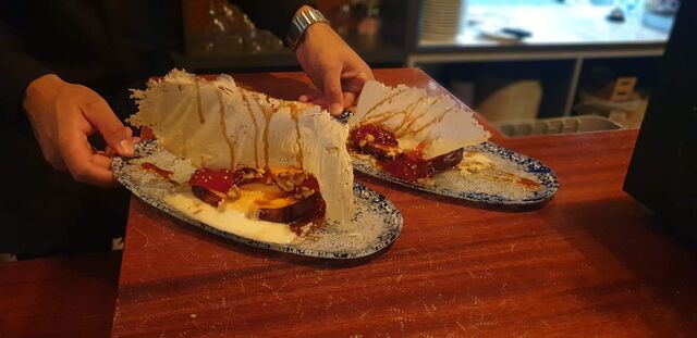 Queso ahumado del Hierro a la plancha con mermelada de pimiento asado y mermelada de tomate