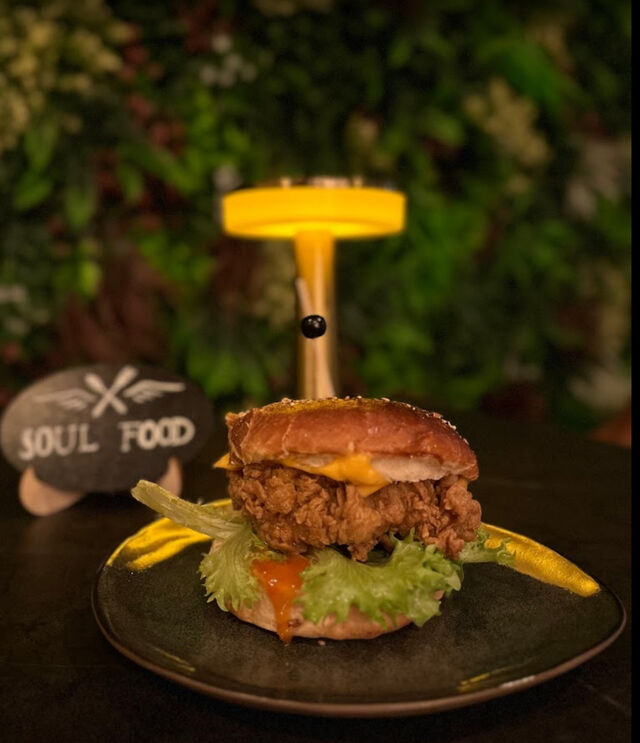 Genießen Sie den Geschmack von hausgemachten Burgern, die mit Liebe und Leidenschaft zubereitet werden. 