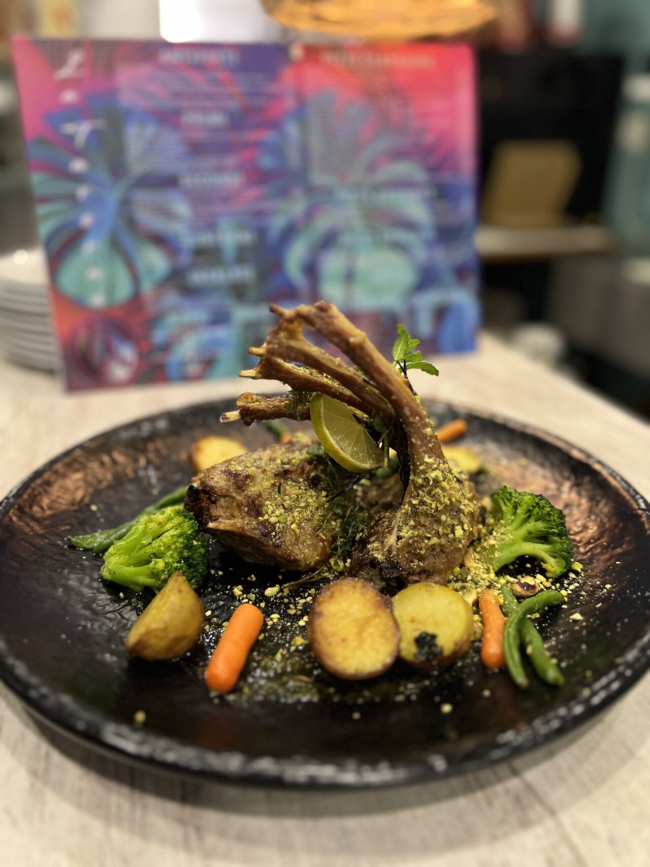 Carret de cordero en crosta de pistachos y salsa de menta