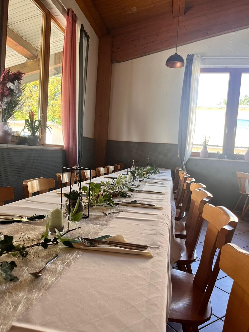 Hauptraum mit Tischdekoration 