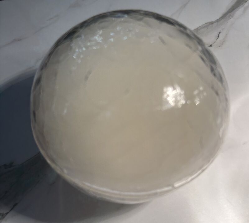 Bacalao con salsa kimchi de salmorejo canario envuelto en una esfera ahumada