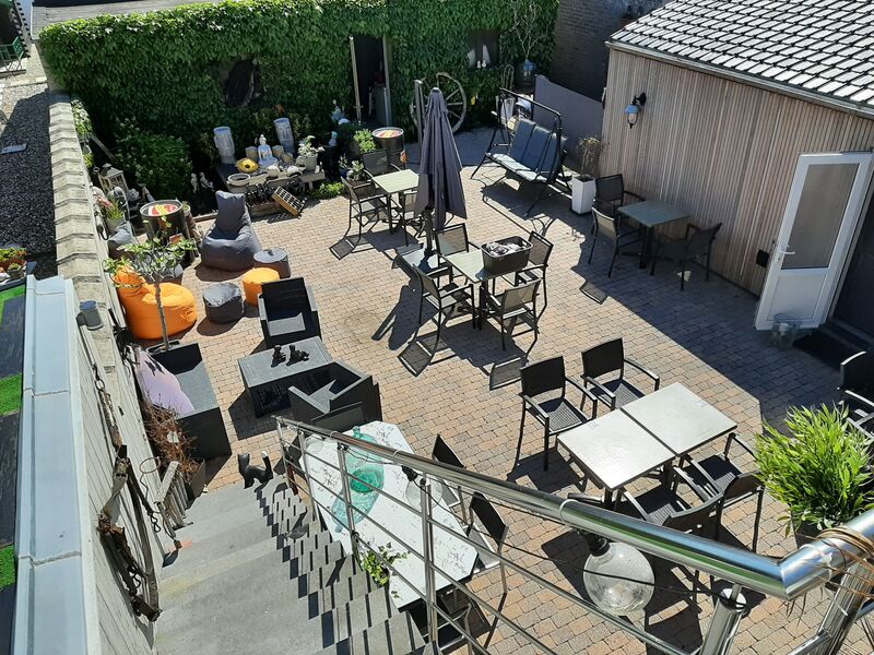 terras achteraan het koffiehuis/de winkel 