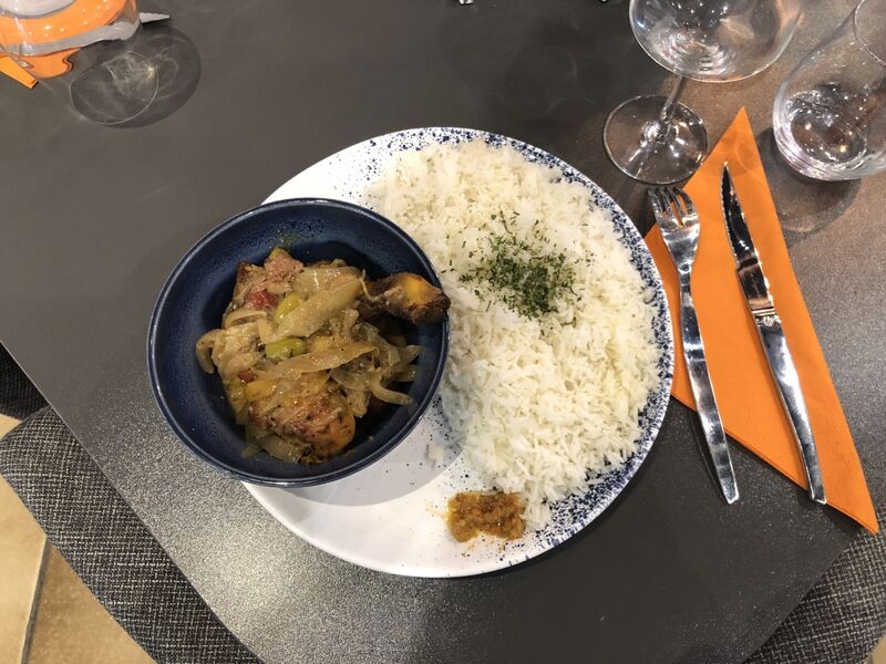 Un Yassa au poulet mariné puis cuisiné en
sauce à base d'oignons, moutarde, thym et
laurier.
