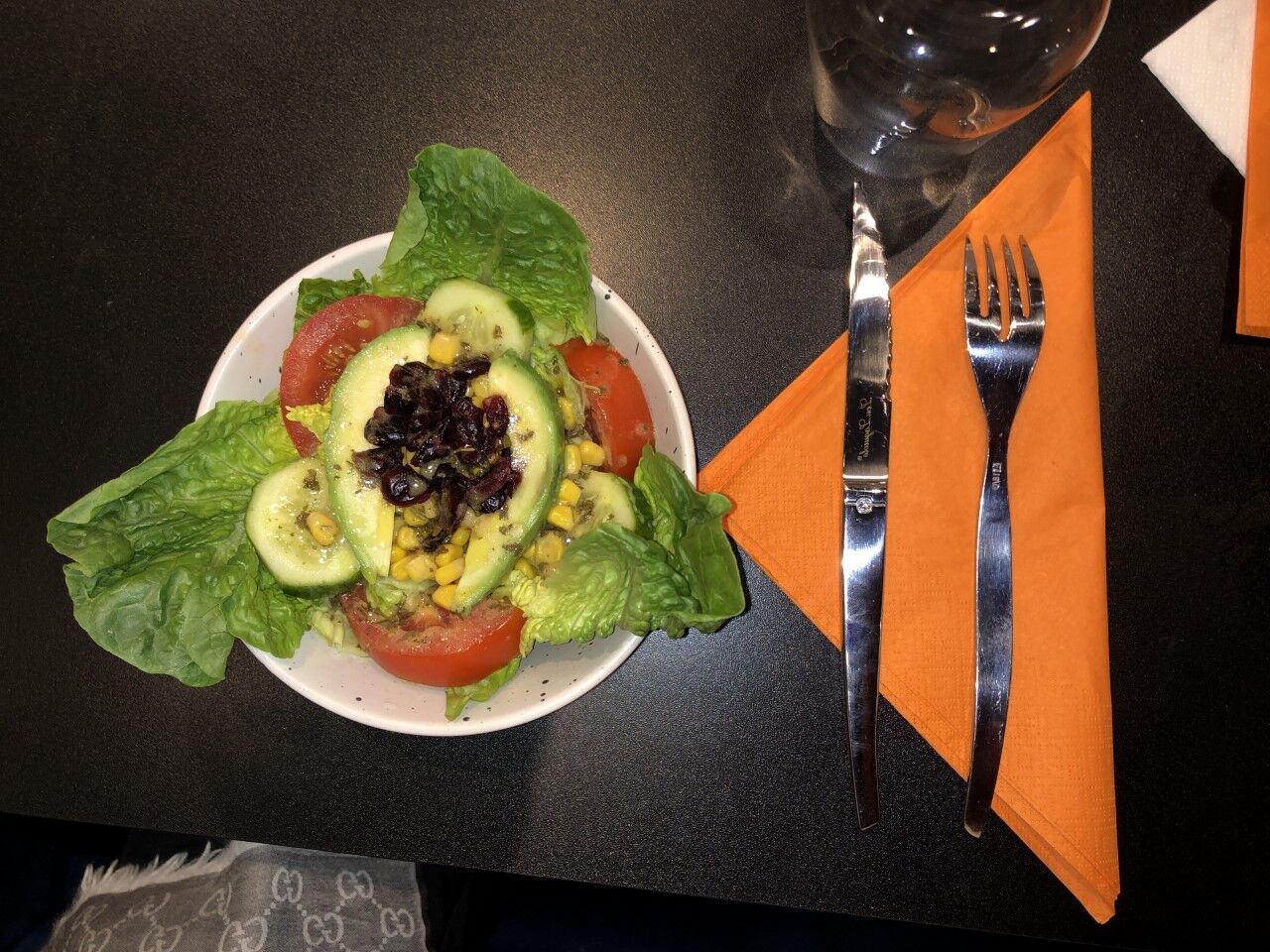 Une salade verte garnie à l’avocat , tomates, maïs, noix,
cramberries et une sauce au miel.