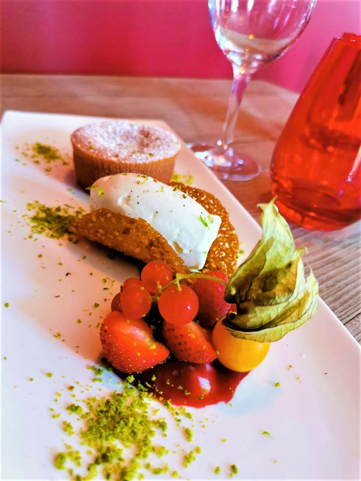 Le Moelleux ruby
Coulis de framboises, tuile orange sésame
Crème glacée fève de tonka
