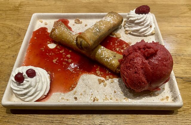 Nems au chocolat, coulis de fruits rouges 