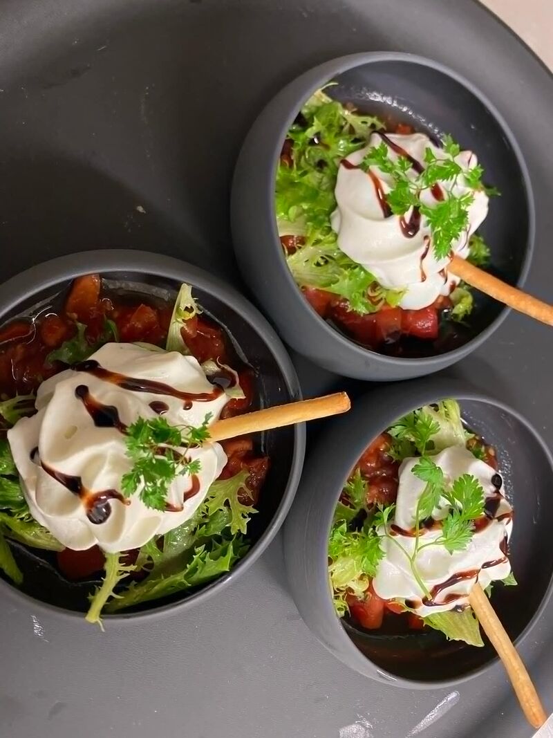 Tomates marinées au basilic, sa chantilly au chèvre et sa réduction de balsamique 