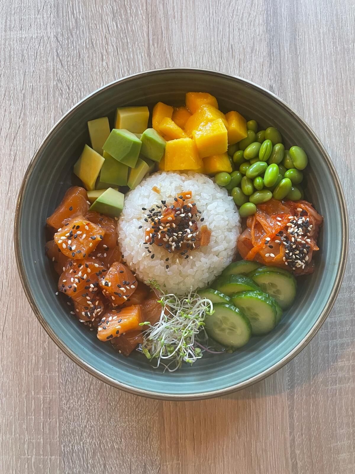 BOWL Z ŁOSOSIEM SUROWYM W MARYNACIE