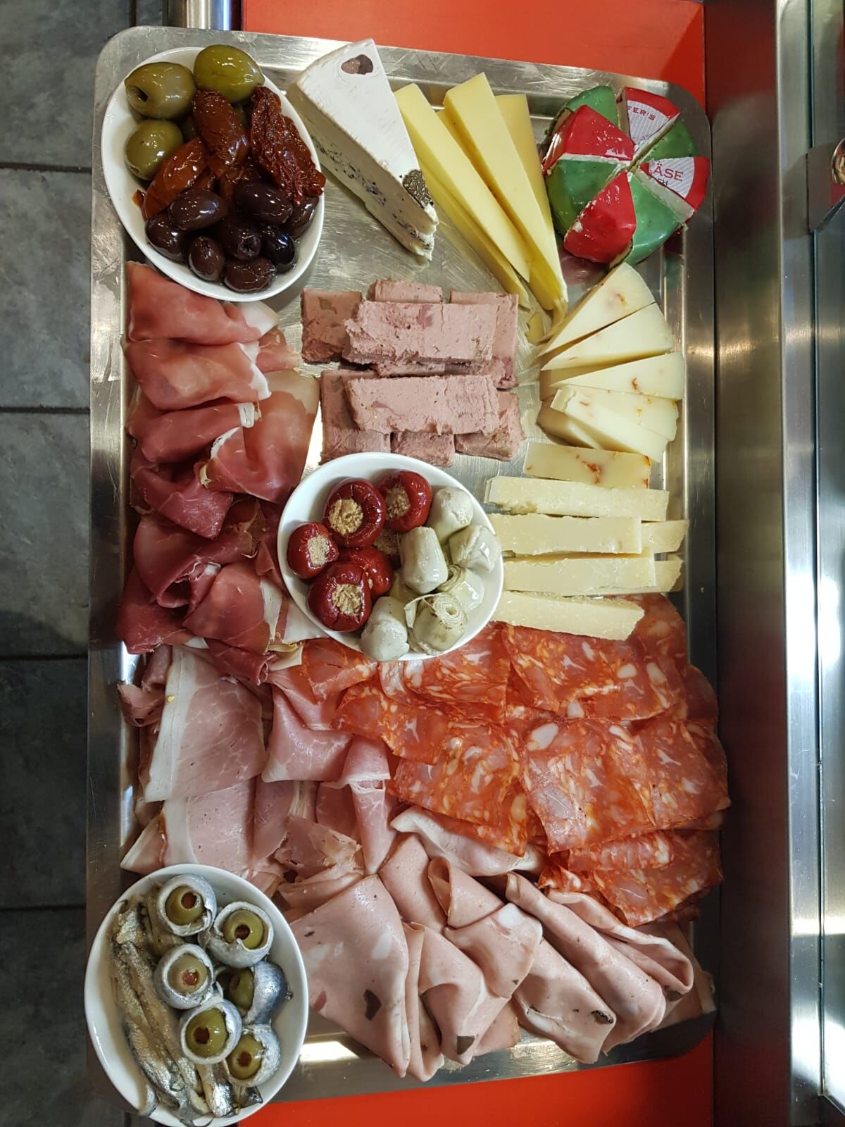 Platte mit mehr Antipasti