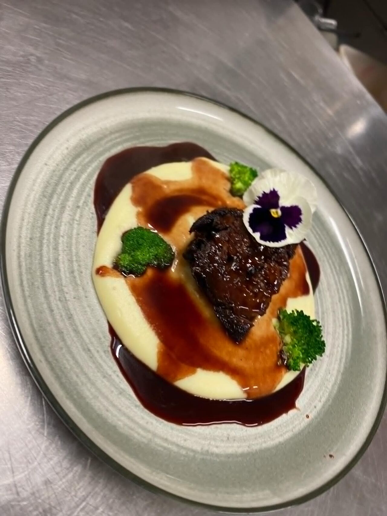 Boeuf cuit à basse température 24h, sa mousseline de pomme de terre et sa réduction au vin de Chinon