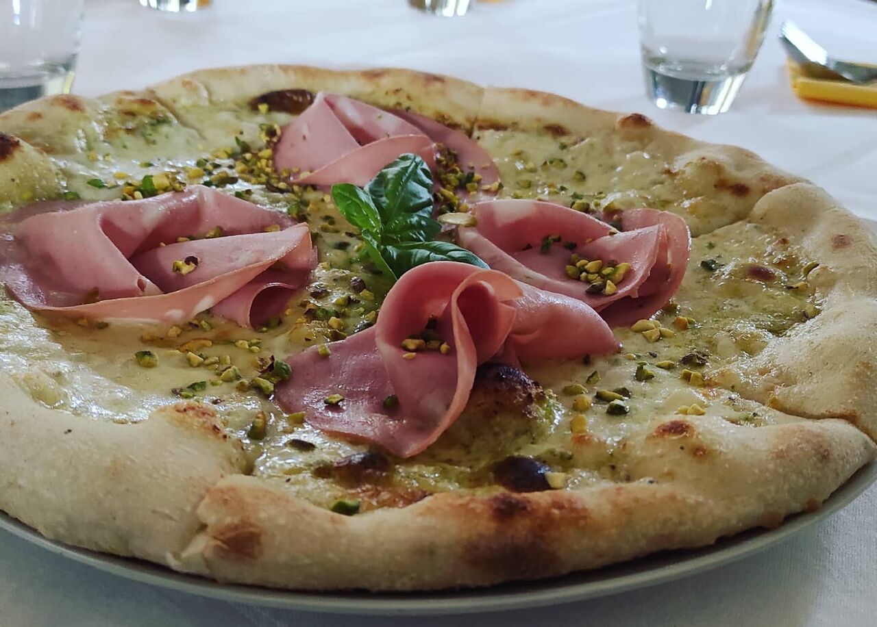 Pizza mit Pistazien creme, Pistazien, und Mortadella