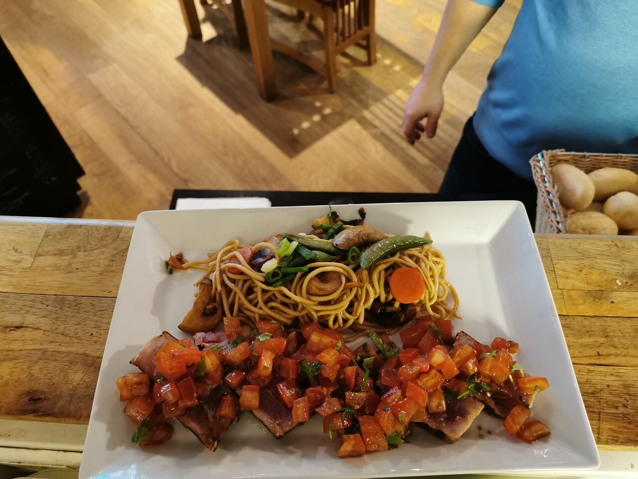 Tataki de thon rouge, nouilles sautées