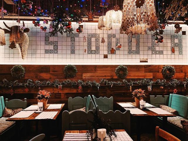 Sala zwana stodołą, jak widać też po napisie. Salę zdobią belki słomy, drabiny, deski i inne elementy ozdobne.
