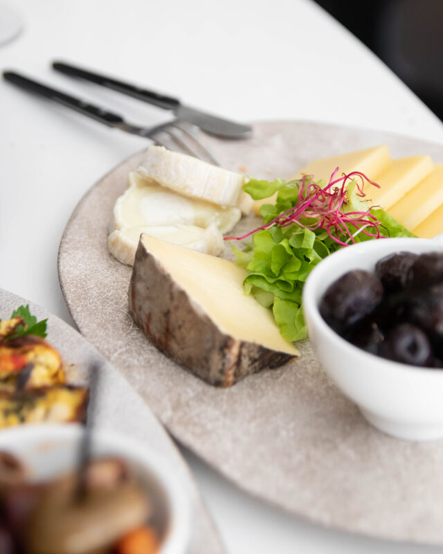 Assiette de fromage la Ferme d'Alexandre composé de Tomme de Savoie, camembert, chèvre et comté 18 mois.