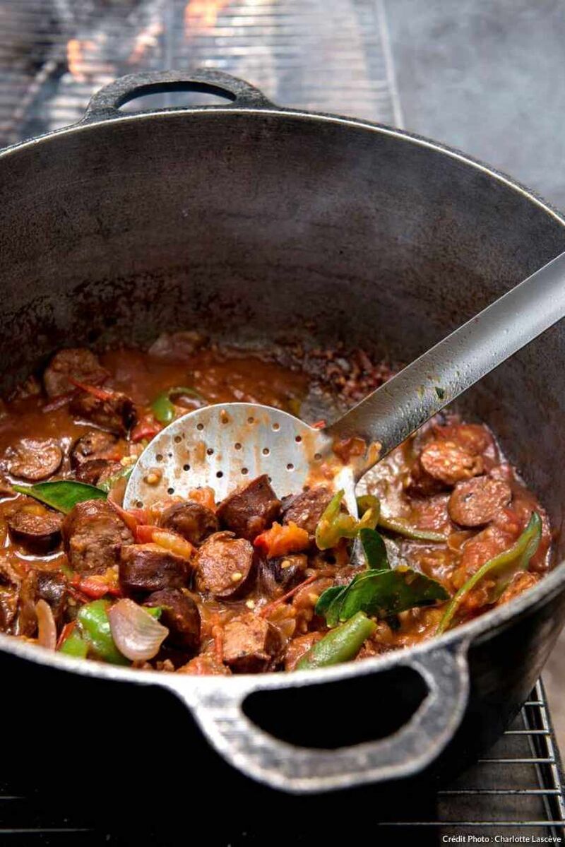 Notre plat emblématique de l'ile de la Réunion, le rougail saucisse.
Venez découvrir cette recette savoureuse et gourmande. 