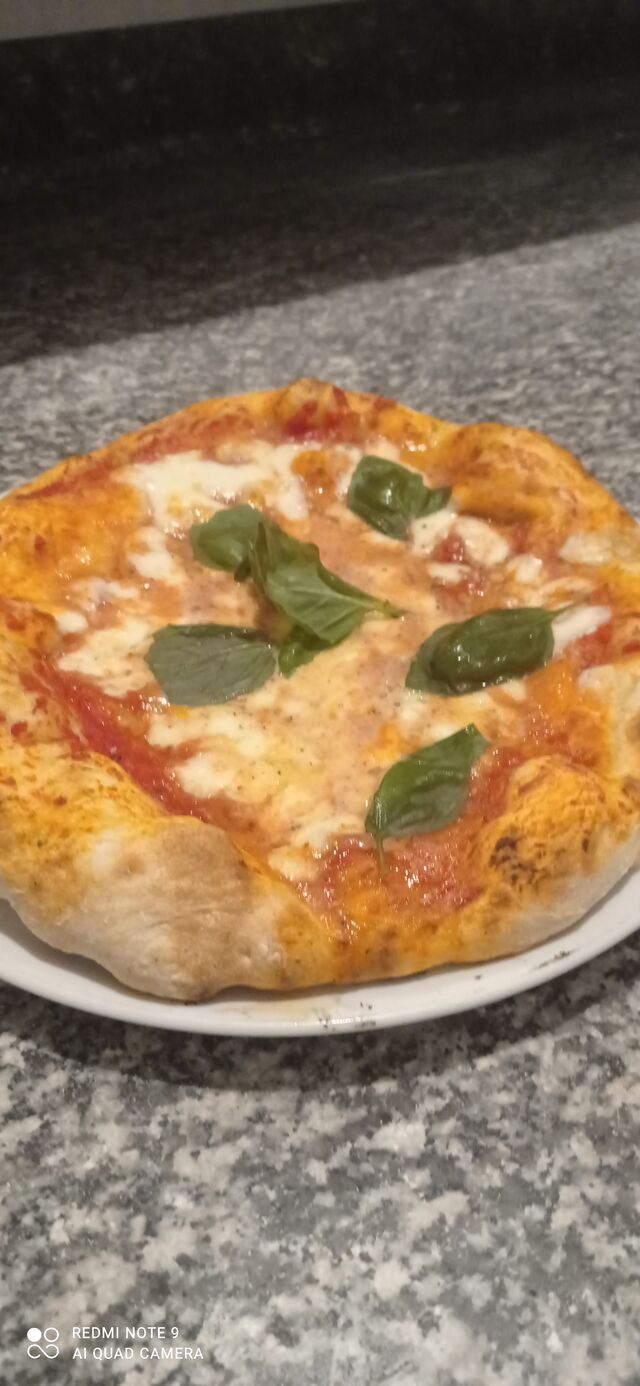 Bufala e basilico con impasto alla napoletana