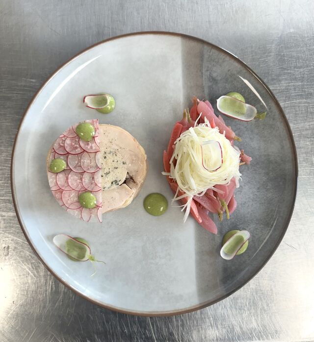 Médaillon de volaille, radis rose et noir, estragon et raifort