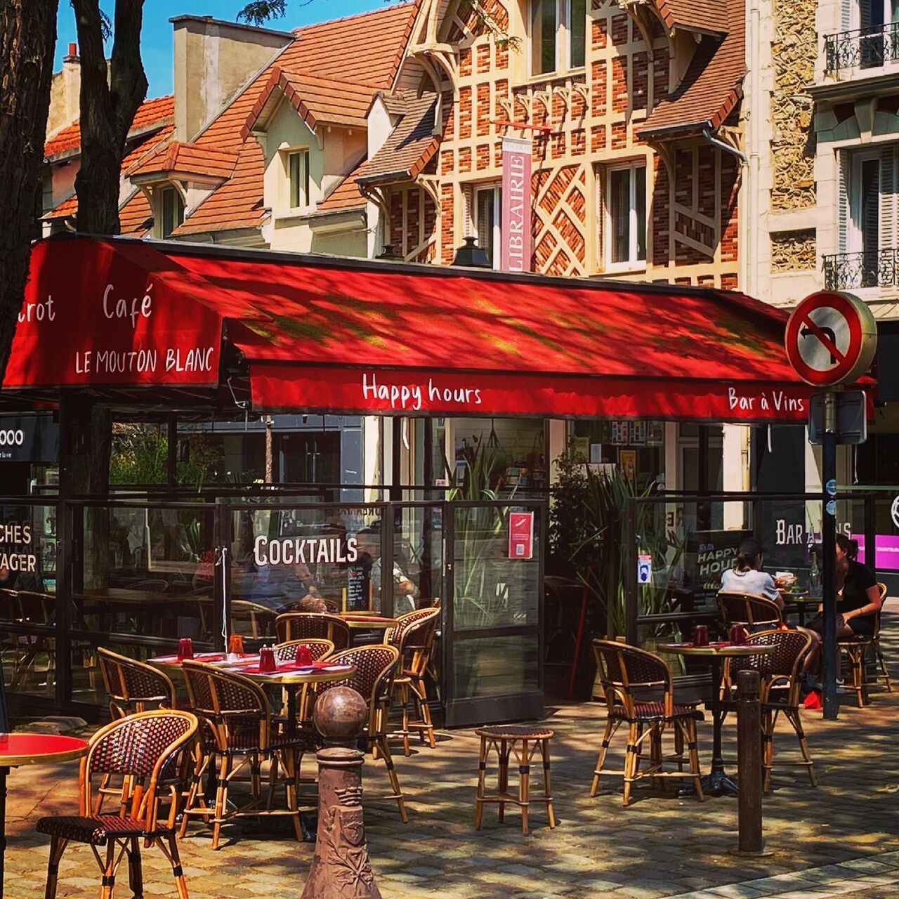 TERRASSE PRIVATISABLE A L'OMBRE DES PLATANES