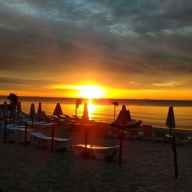 Рядом красивый пляж