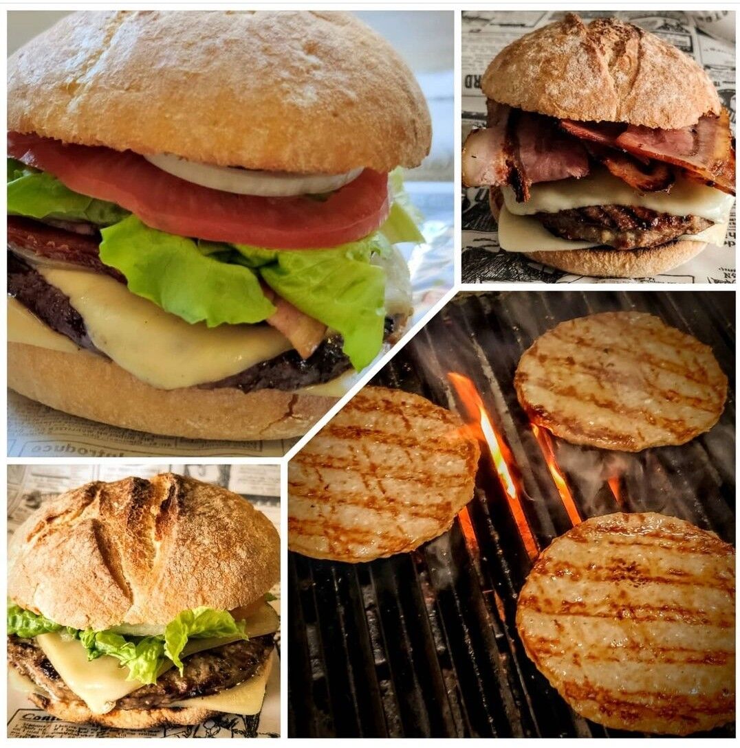 Hamburguesas a la parrilla 100% ternera de primera y carne raza Black angus en pan artesano.