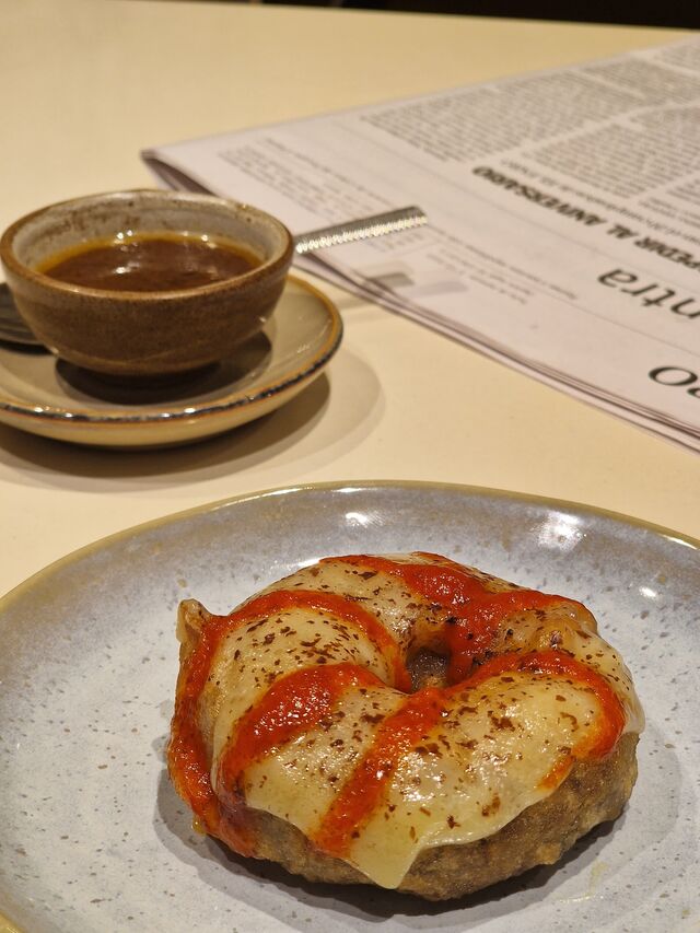 Donut de rabo de toro con queso Gruyere, ketchup de piquillos y reducción de su jugo al chocolate