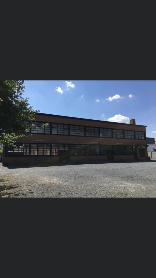 Bâtiment avec parking 