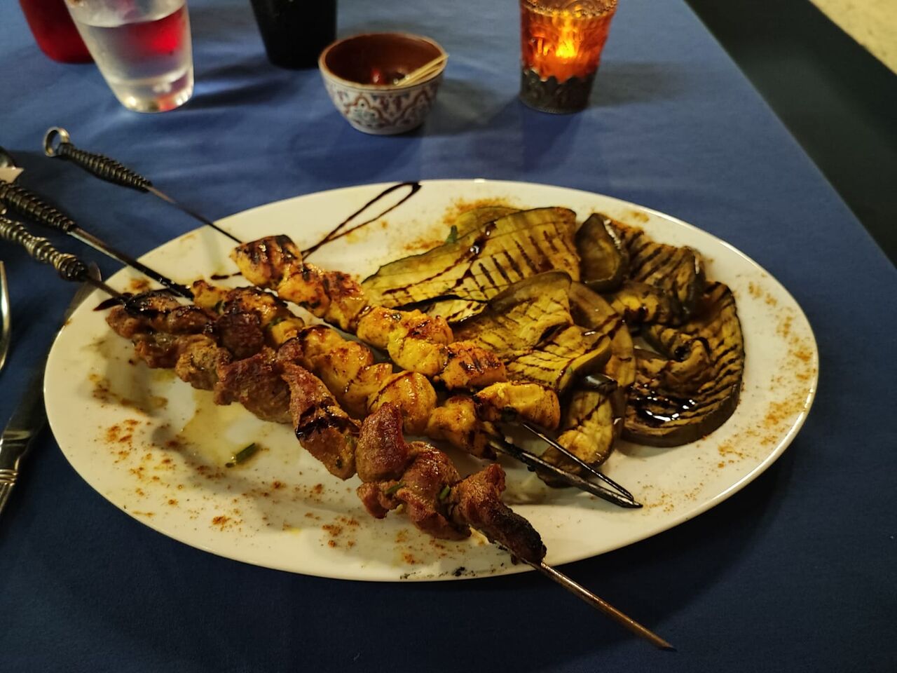 Brochettes et légumes grillés