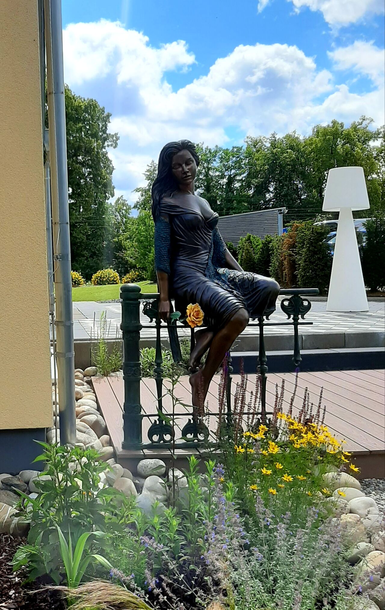 Moderner Gastraum, einladender Außenbereich und Dachterrasse laden zu gemütlichen Stunden ein.