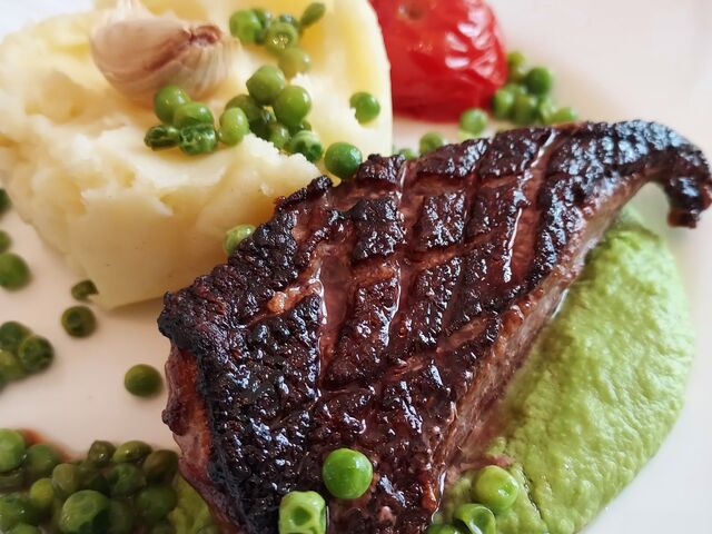 magret de canard , écrasé de pomme de terre à l'huile de truffe , garniture d'automne