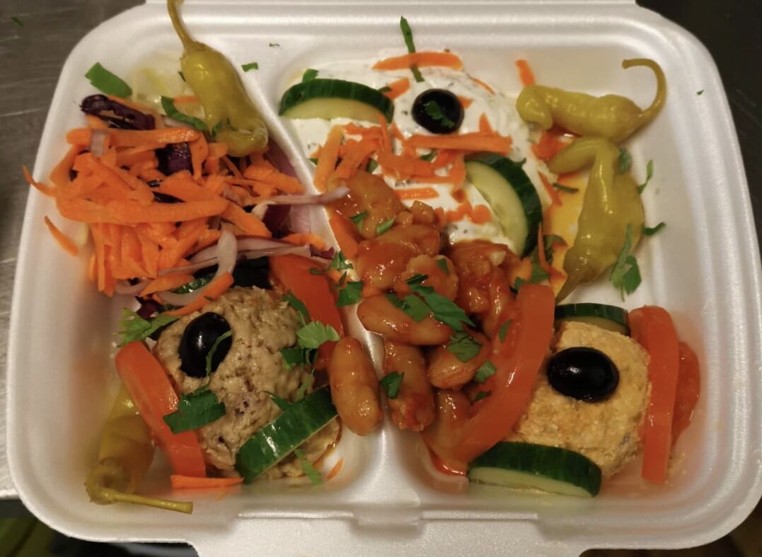 Vorspeisenplatte für 1 Person
Diverse kalte Vorspeisen in kleinen Mengen zusammengestellt
Mit Brot dazu ? Nr 9?