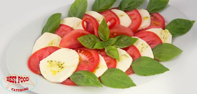 Sałatka Caprese z pomidorem, bazylią i mozarellą.