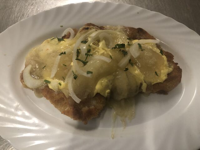 Hessenschnitzel, mit Hollandaise, Handkäse und Zwiebeln überbacken.