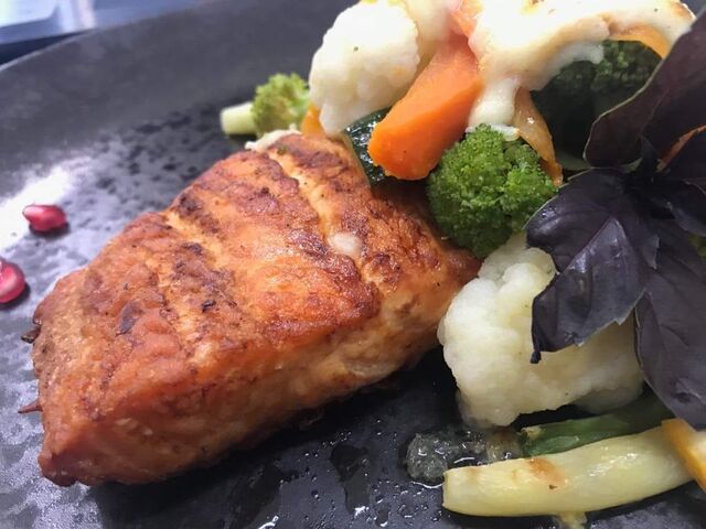 Łosoś z warzywami i beszamelem pod mozarellą