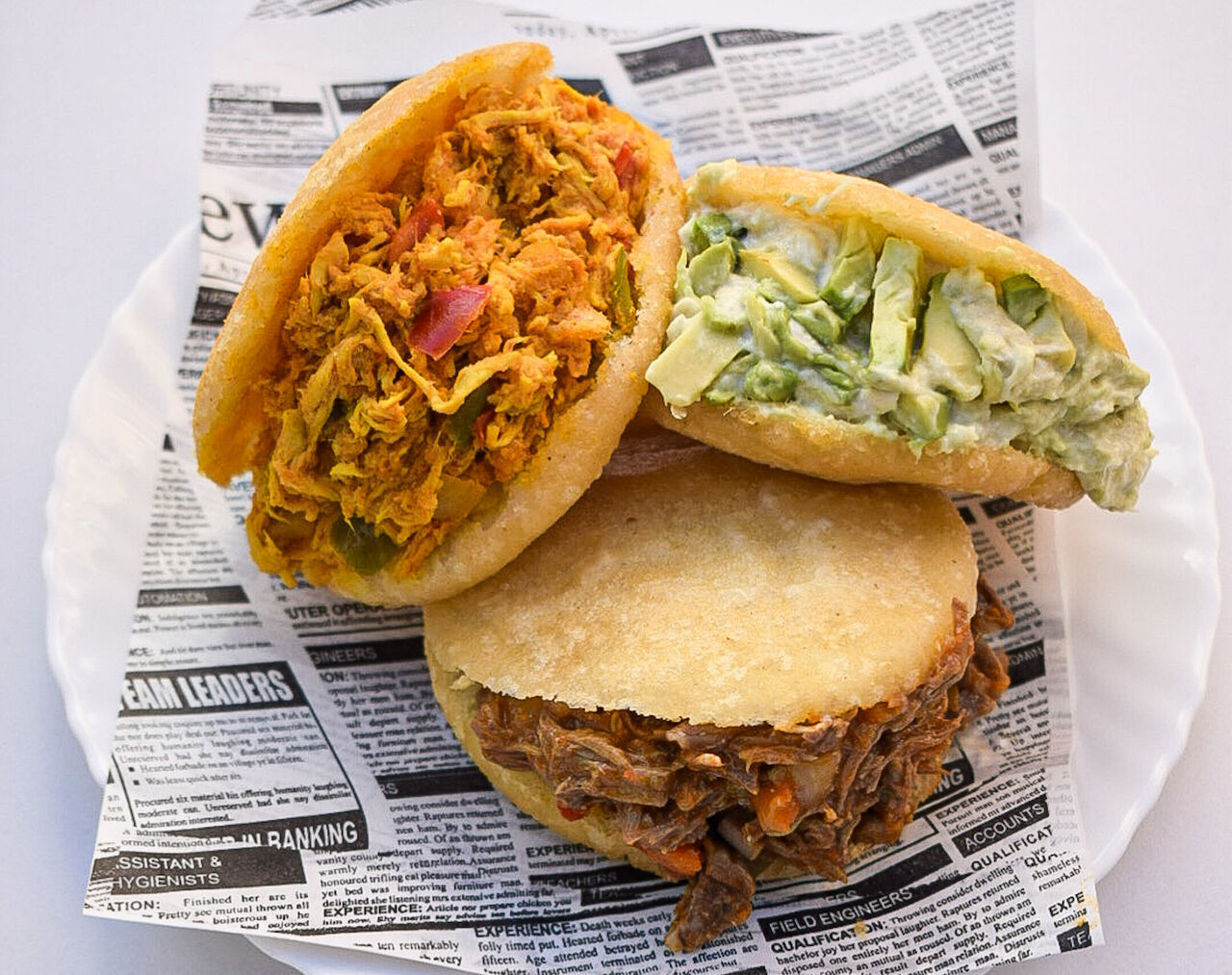 arepa de pollo, reina y carne