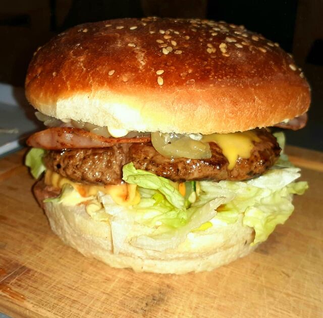 Nos délicieux Burger maison ( bœuf haché du boucher, salade, oignons confits, bacon, cheddar) Pain : Boulangerie du Bonheur 