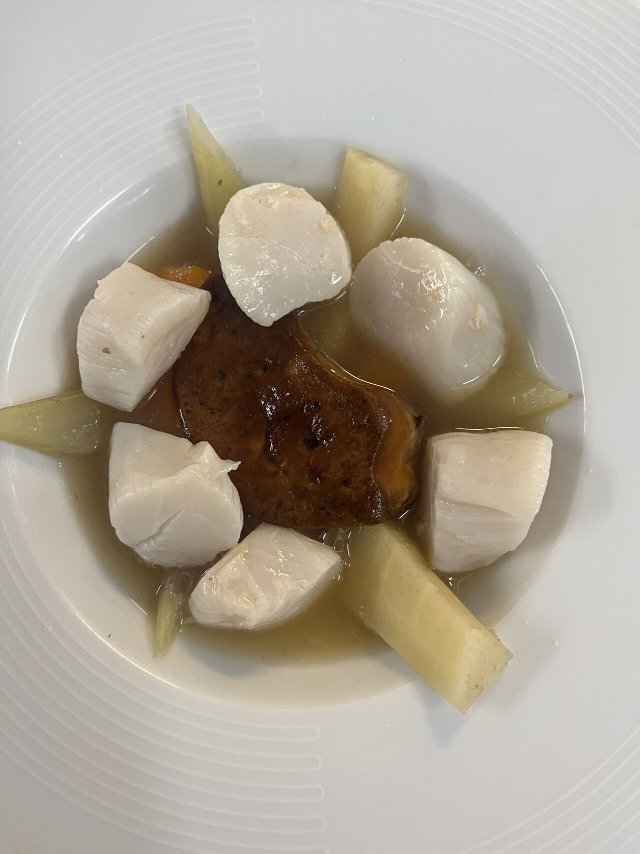Pot au feu de saint Jacques et foie gras poêlé