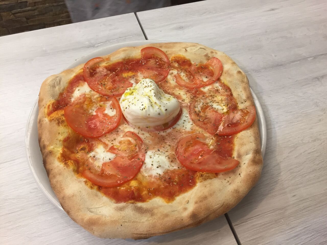 “Sophia Loren” (pomodoro, bufala, pomodoro a fette, origano, burrata, olio evo)