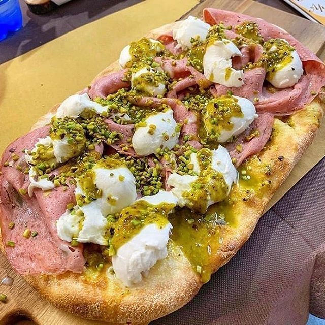 Pinsa pistacchio mortadella e bufala 