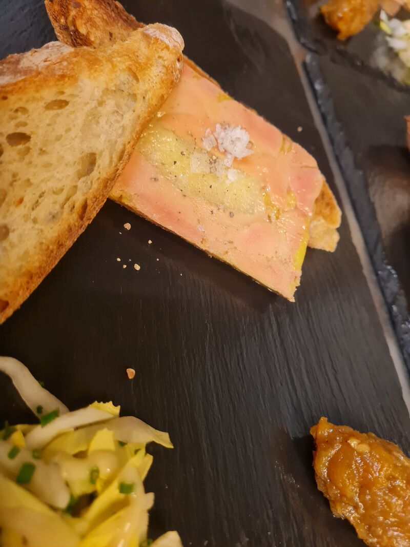 Notre foie gras Foie gras maison du sud ouest farci au coing et son chutney d'abricot.