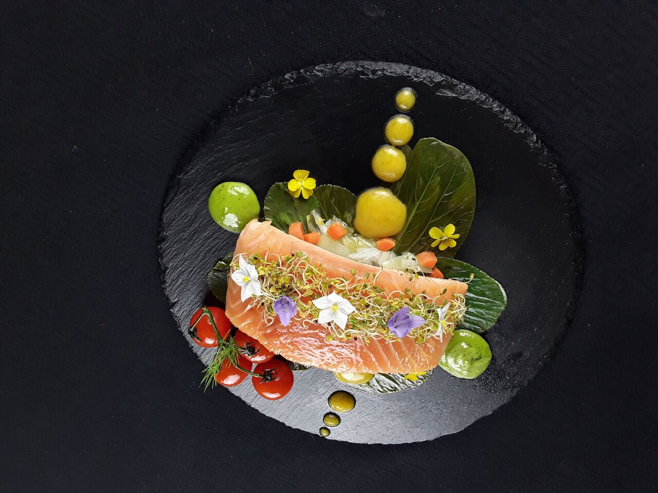 Gebratener Lachs auf Mangold und Zitronencréme