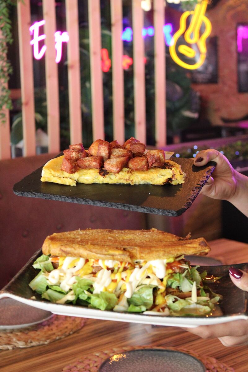 Cachapa con cochino frito y patacón 