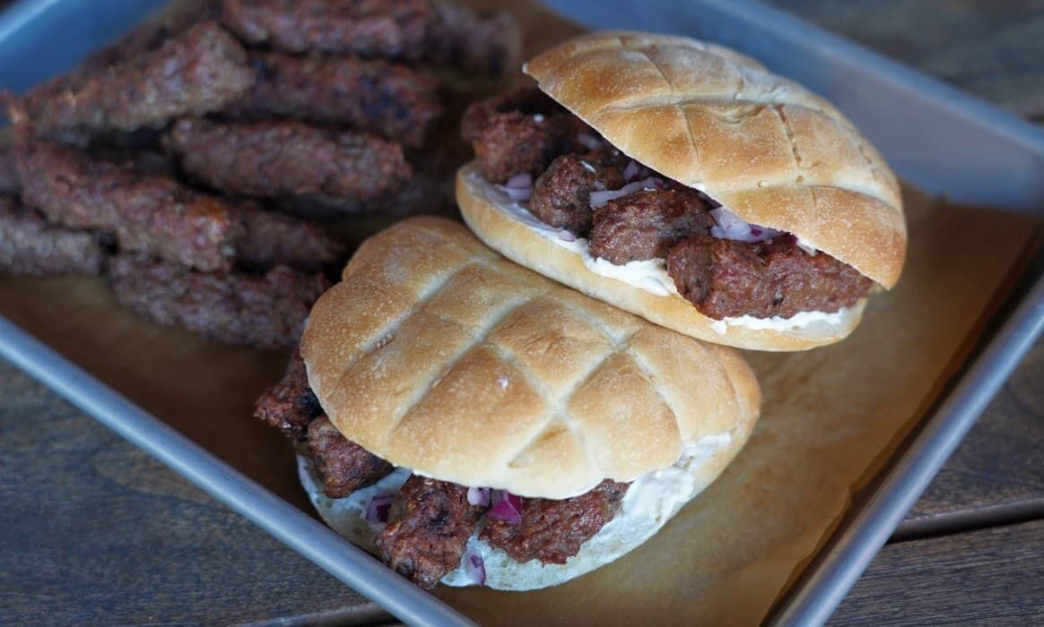 Cevapcici im Brötchen 