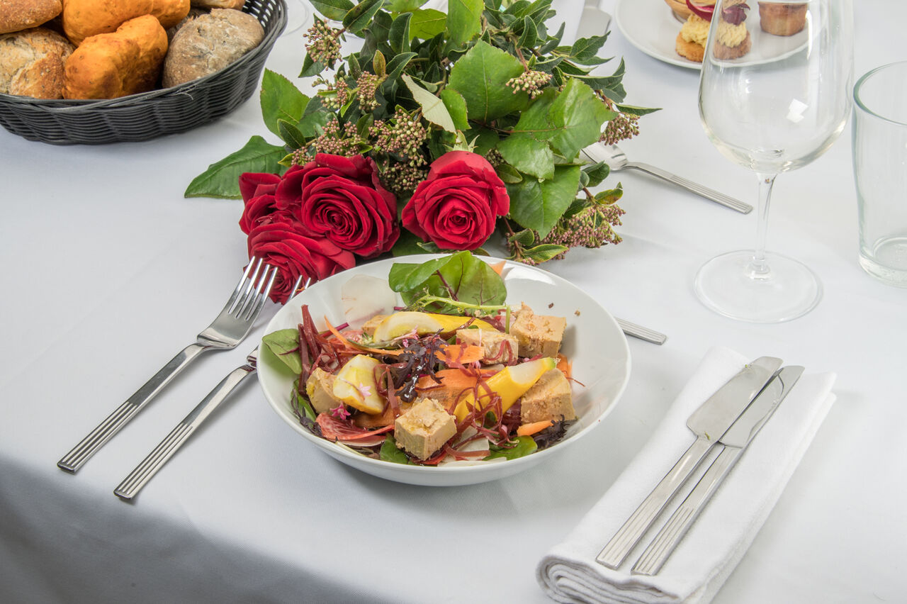 Salade de foie gras mi cuit en méli mélo de légumes croquants
