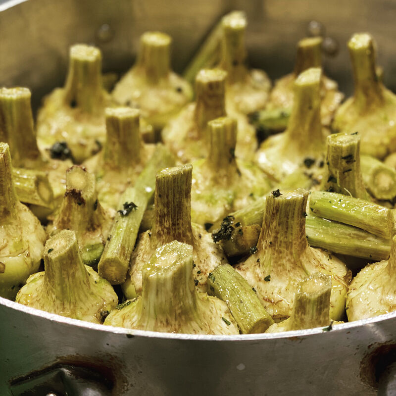 Preparazione carciofi alla romana
