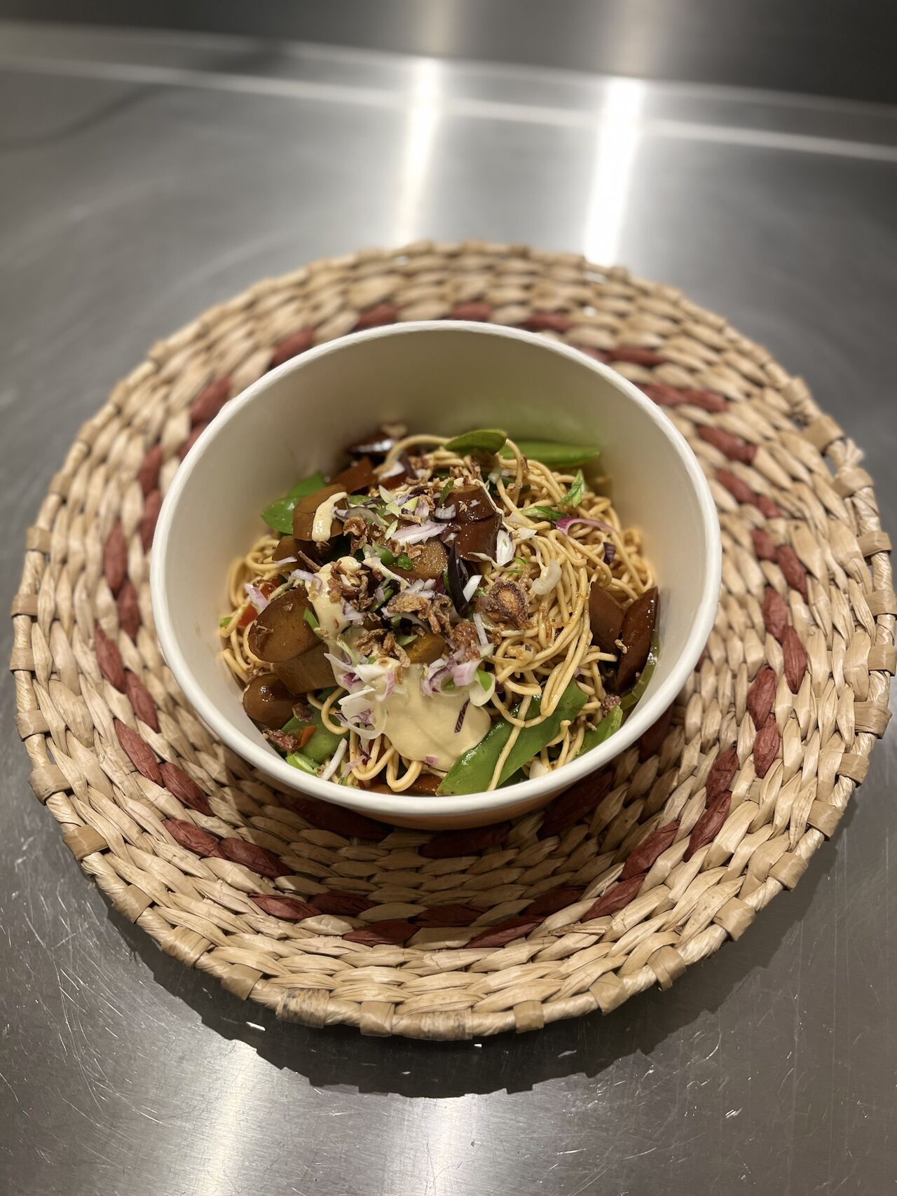 Nouilles sautées, saucisses de seitan 