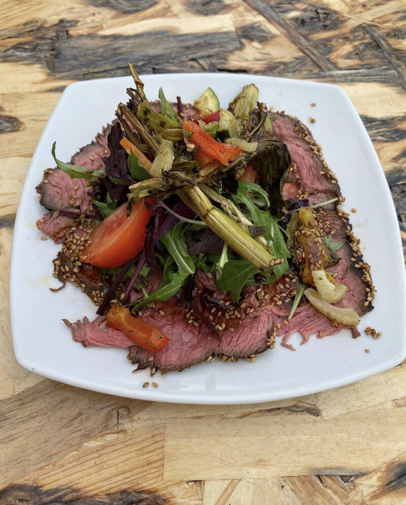 Tataki de boeuf salade et légumes poêlés 