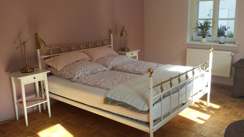 Schlafzimmer mit 160er Bett