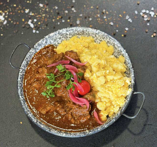 Marhapörkölt tojásos nokedlivel